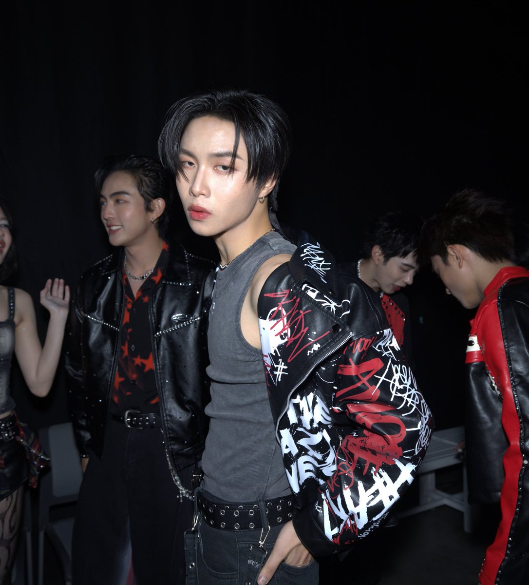 Jungyippy's tweet photo. Back stage on stage
#JUNGT https://t.co/FVT4mm9jkf