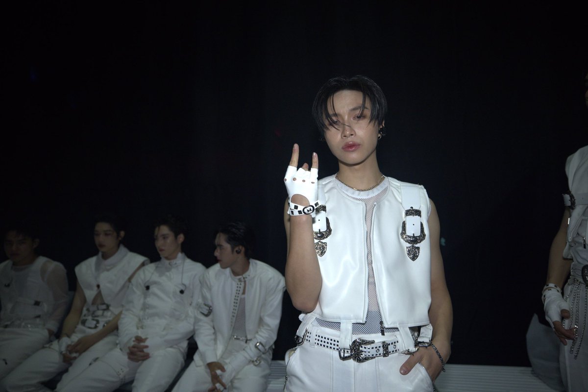 Jungyippy's tweet photo. Back stage on stage
#JUNGT https://t.co/FVT4mm9jkf