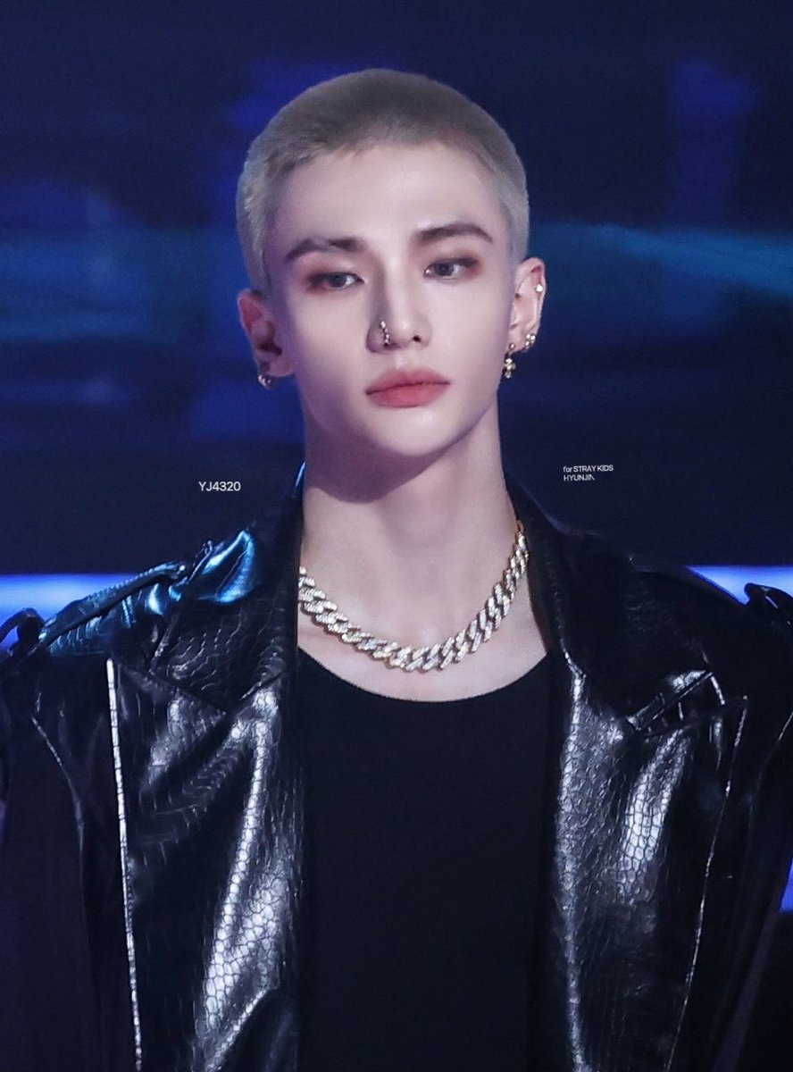 npomvtt's tweet photo. Hyunjin e Fourth são a prova de que não importa o corte de cabelo, a beleza deles sempre ultrapassará os limites. https://t.co/ApB4i54z2H