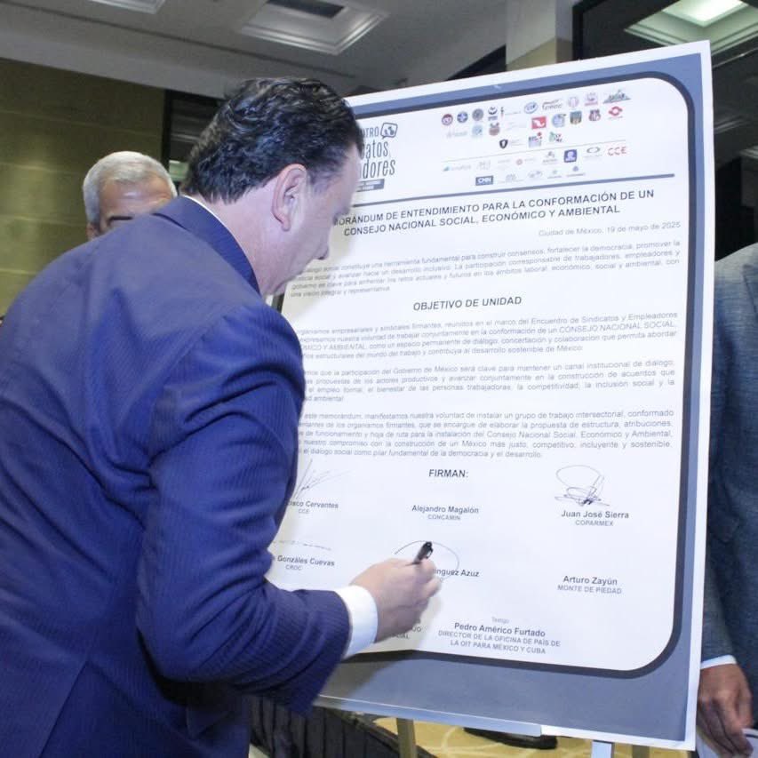 HeberardoConH's tweet photo. Desde @COPARMEXREY reconocemos  el liderazgo de @jsierraalvarez, presidente de @Coparmex, por promover un diálogo auténtico en favor de México.
La #dignidadhumana se construye desde las empresas. El diálogo sostenible fortalece a las personas trabajadoras y consolida a la MiPyME. https://t.co/eCm2ik38mL