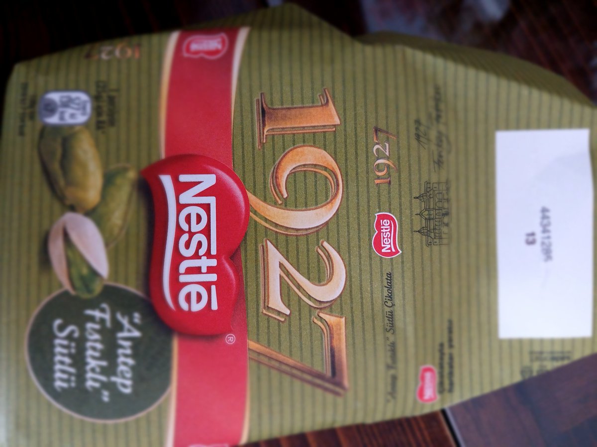 debetu1's tweet photo. Geçtiğimiz günlerde marketten aldığım üçlü nestle çikolatanın tadında bir gariplik var. Son tüketim tarihi gecmemesine ragmen tadinda bayatlik var. Yardımcı olunmasini talep ediyorum. @Nestle @nestlecikolata @gidadedektifi @denetlecomtr https://t.co/8jQnyq8yE2