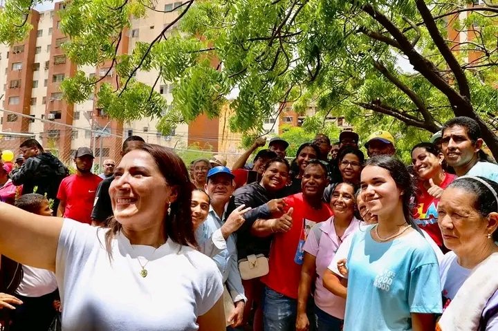 luismrc1990's tweet photo. ¡Últimos días! El pueblo está en pie, firme con Jhoanna. Sabemos que ella es nuestra y con el pueblo ¡siempre resuelve!

#VotaPSUV
#JhoannaConElPueblo 
#Sucre
#Beckysangels 
#LaCasaDeLosFamososCol https://t.co/D8Nd7lsU0Z