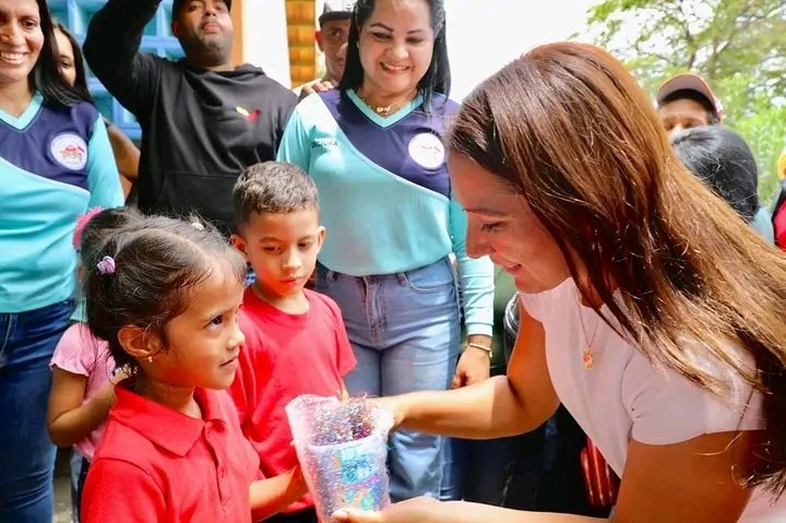 luismrc1990's tweet photo. ¡Últimos días! El pueblo está en pie, firme con Jhoanna. Sabemos que ella es nuestra y con el pueblo ¡siempre resuelve!

#VotaPSUV
#JhoannaConElPueblo 
#Sucre
#Beckysangels 
#LaCasaDeLosFamososCol https://t.co/D8Nd7lsU0Z
