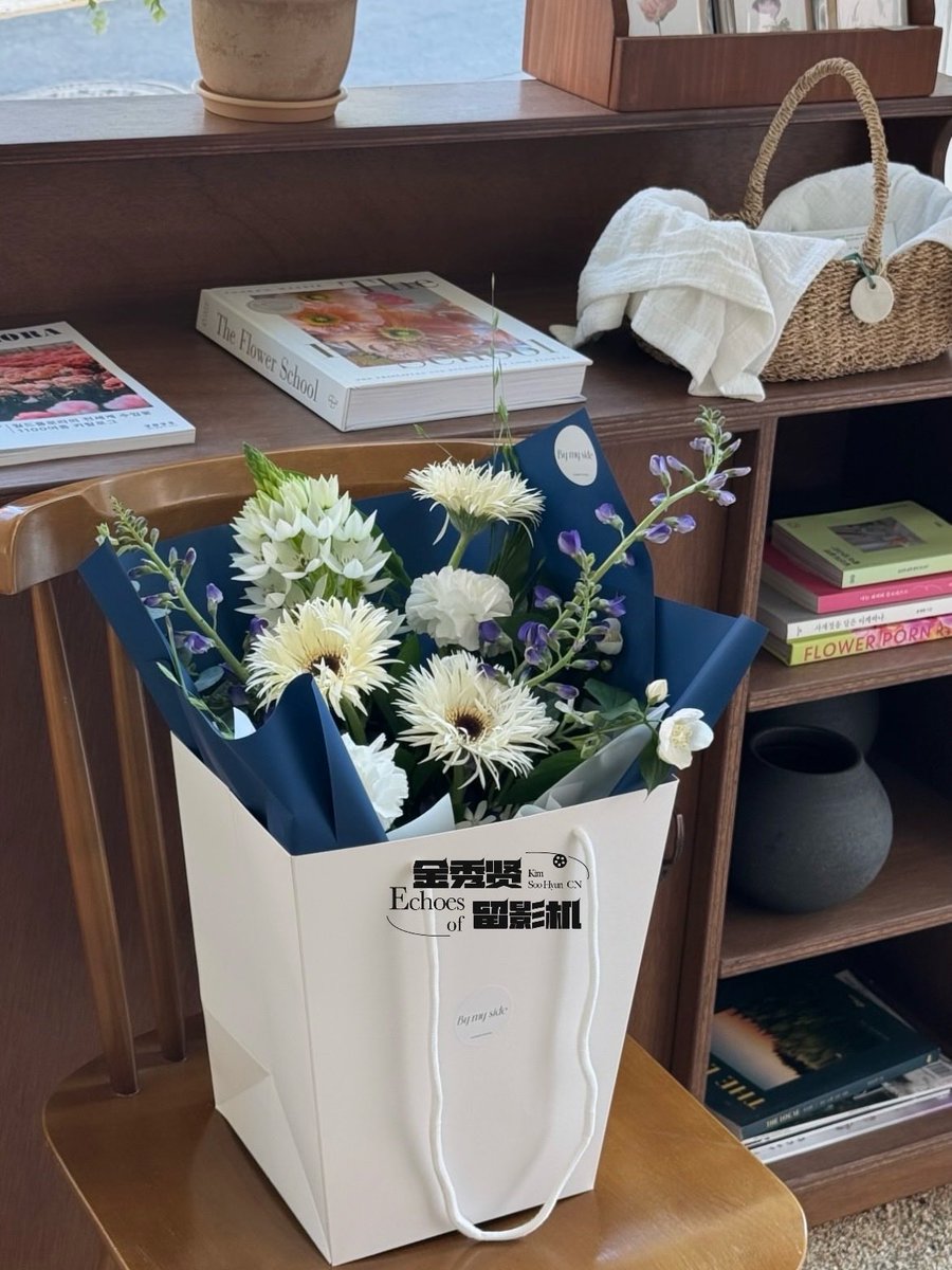 EchoesOfKSH_CN's tweet photo. 【留影机应援】 20250520 | 本周留影机委托花店送往GM的花 已于今天下午送达💐

5月20日音译中文是“我爱你”的意思
十年前的今天 你说：
“中国粉丝是像樱桃一样热情的存在”
十年后的今天 想告诉你；
“中国粉丝永远是你的底气”
秀贤呀 我们爱你～

#WeStandWithKimSooHyun 
#김수현 #KimSooHyun #金秀賢 https://t.co/iLTLA9JQvW