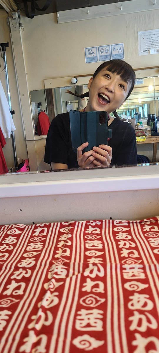 obiyuka's tweet image. まこさーん！！
小屋入りしたよ！！！
場当たりもしたよ！！！

今回は茜手ぬぐいで気合いもらってるよーー🟥🟥🟥

 #MCR  #穴錆  #スズナリ  #本田誠人