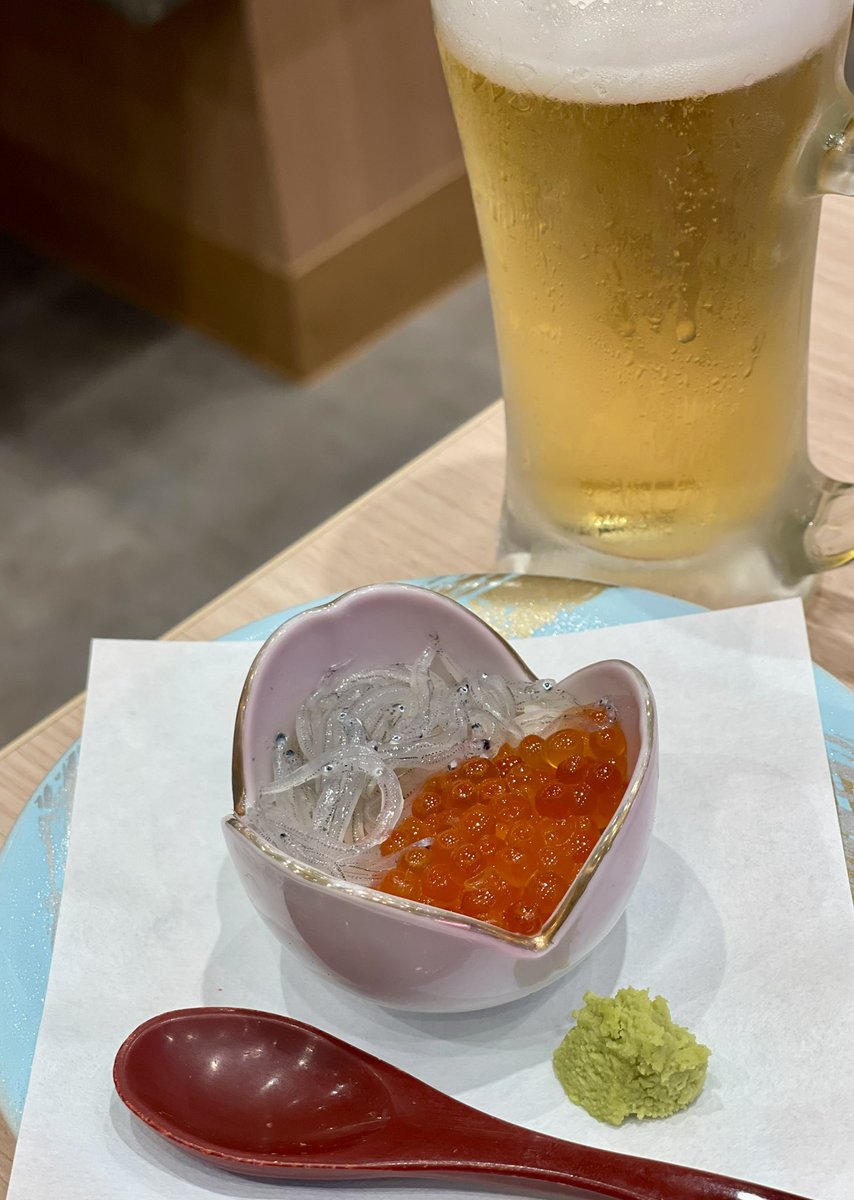 20時過ぎ…最寄駅を降り
さぁどうする⁇まっすぐ帰ろうと
思いきやあっさり誘惑(食欲)に負ける

オープンして間もない牛丼松屋の
回転寿司版「すし松」でおひとり夕飯
生しらすとイクラの花小鉢寿司を注文

生ビール片手に久しぶりの
味&amp;コスパ(190円税抜)に納得の一品👍
#すし松　#わさびも美味