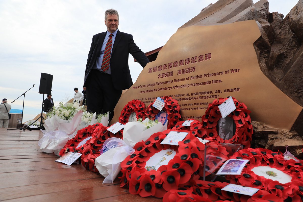 MeetZhoushan's tweet photo. Today, a monument depicting the "Sailor's Grip" was unveiled in Dongji, #Zhoushan. Behind the stone monument lies a heartwarming chapter of #history: the sinking of the "Lisbon Maru."

The hand-to-hand 🤝 rescue method, used by #fishermen to save lives from the brink of death, embodies the #Chinese people’s compassion, courage, and humanity in the face of war.
#ExploreZhoushan #80thanniversary