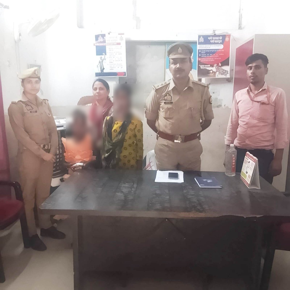 gorakhpurpolice's tweet photo. #gorakhpurpolice
#PoliceAction
#sspgorakhpur के निर्देशन में बालश्रम एवं भिक्षावृत्ति रोकने के अभियान के तहत #Ps_AHT टीम द्वारा नाबालिग बालक को लावारिस अवस्था में रेस्क्यू कर परिजनों का पता लगाकर नियमानुसार सुपुर्द किया गया।
#UPPolice
@dgpup @AdgGkr @diggorakhpur https://t.co/EODhBmgsr1