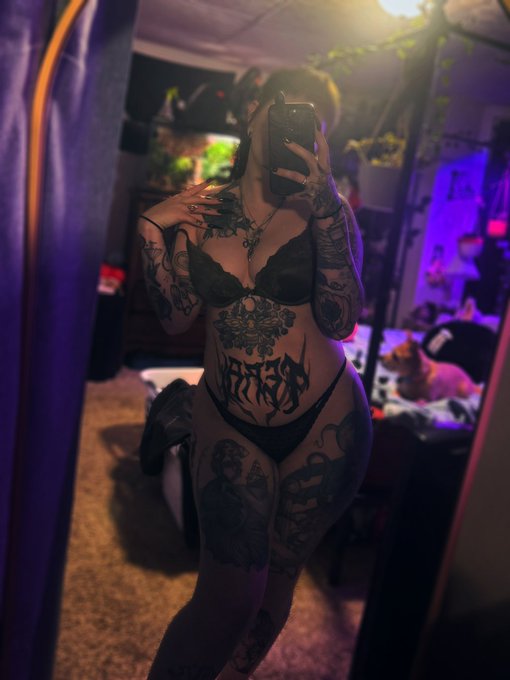 Morticia Mae - Do you like my tummy? 🥹 https://t.co/r5LhJc7mT1