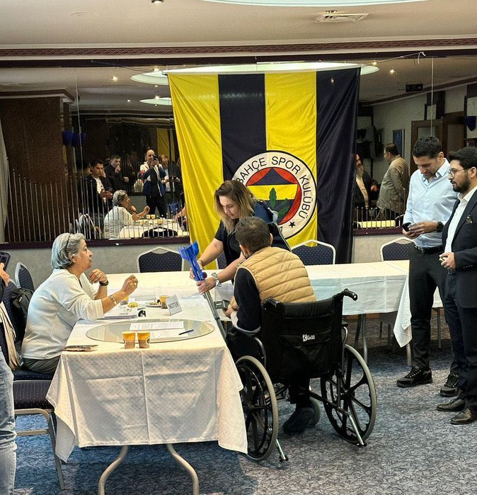 Tekerlekli sandalyesiyle Olağanüstü Genel Kurul için imza vermeye giden bir taraftarımız.