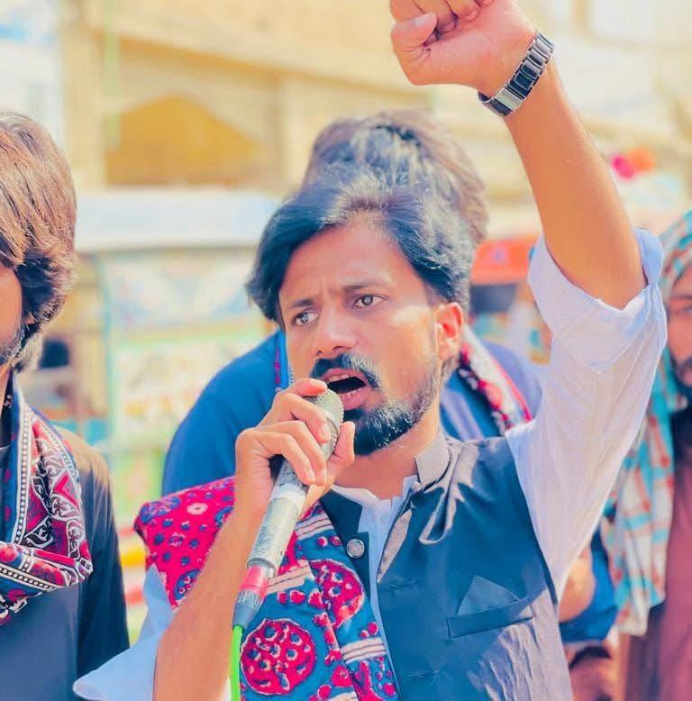 I strongly condemn the midnight police raid and illegal arrest of Arslan Azad Khaskheli — former Vice President of Sindh United Students Federation and current President of SUP Matli Taluka.

This is not just an attack on one young political worker, but an assault on the