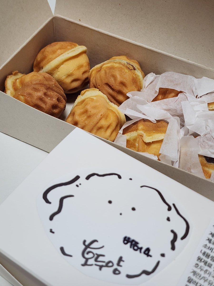 royam_1266's tweet photo. 얘들아 여기 호두과자 진짜 맛잇다
팥도 너무 달지않고 호두도 딥따크고 고소해 https://t.co/f8BGGFDmVL