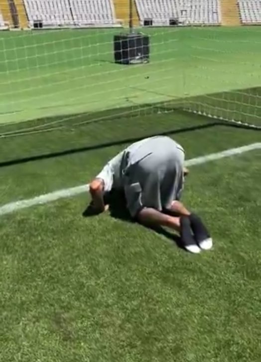 Raphinha recorrió de rodillas Montjuic tras ganar la liga.

Ya lo hizo una vez cuando salvó al Leeds del descenso