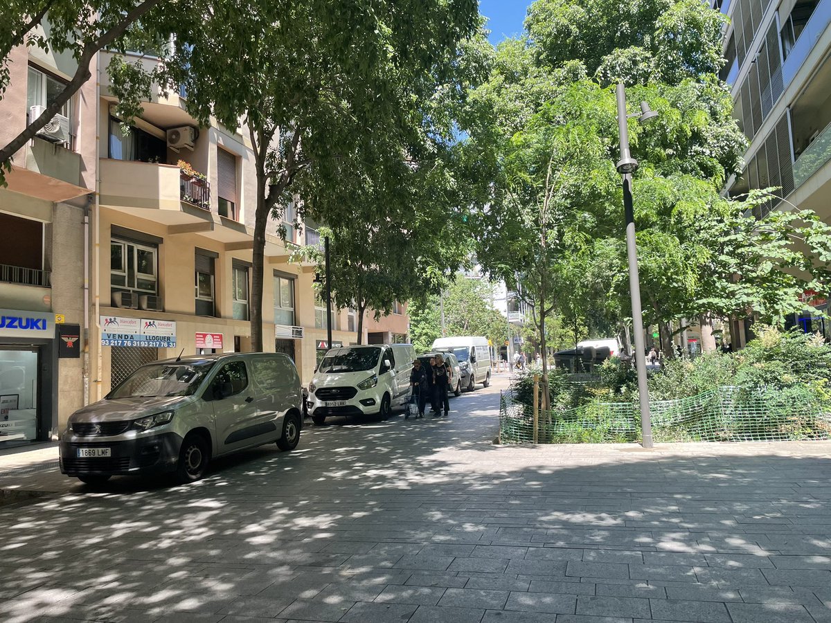 Barcelona, carrer Rocafort entre Gran Via i Diputació, suposadament peatonal. No és pot ni passar <a href="/bcn_ajuntament/">Ajuntament de Barcelona</a>