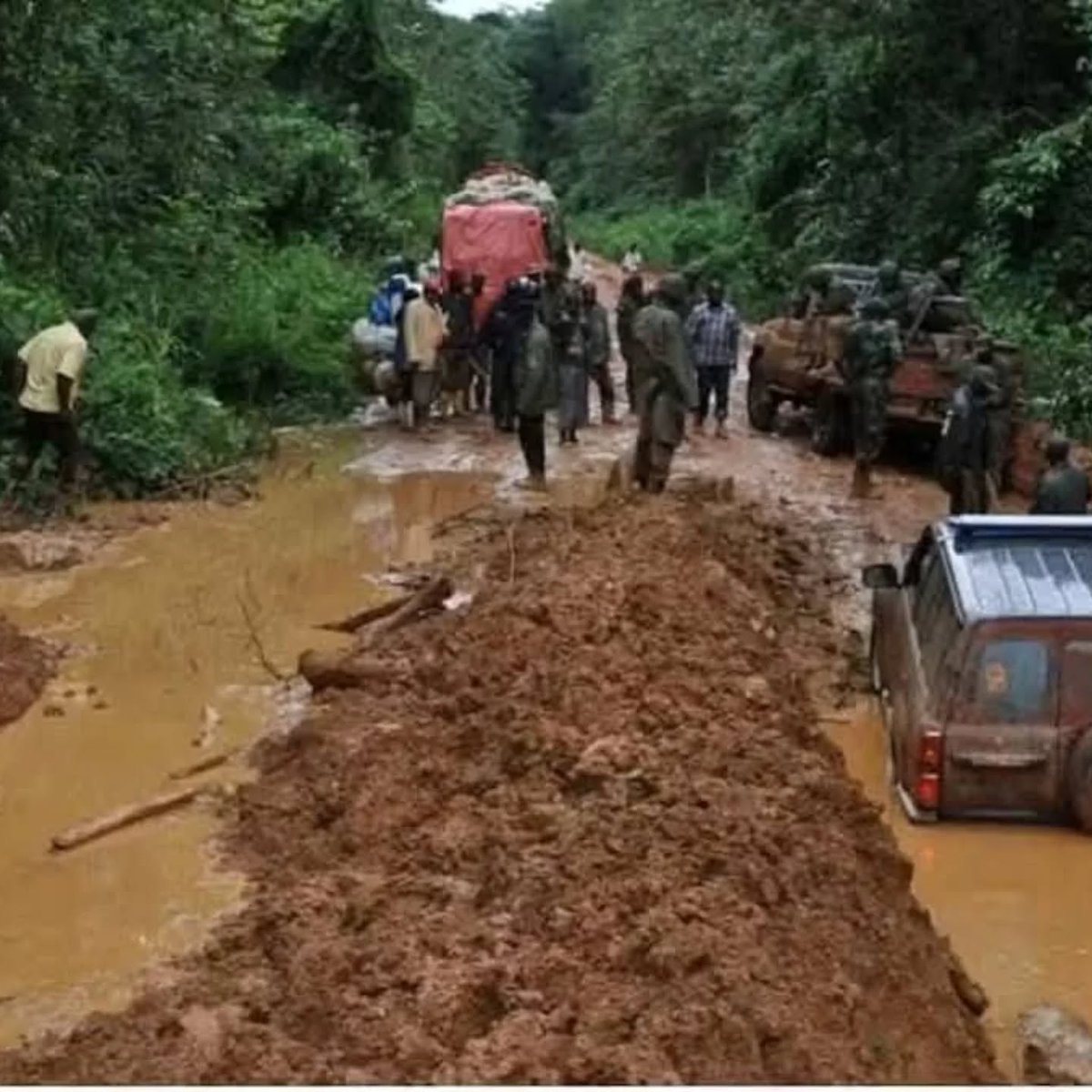 Dites à Mr. <a href="/LukondeSama/">Sama Lukonde</a> que le Rais est en route, prière de ne pas fermer vos bureaux; les routes sont impraticables, on est au niveau de la 10ème rue. 
Malgré que nos plaques sont impaires, mais nous respectons la procédure.
<a href="/PatrickMuyaya/">Patrick Muyaya</a> <a href="/senatrdc/">Sénat RDC🇨🇩</a> <a href="/Muyumba/">Amb.Francine MUYUMBA NKANGA 🇨🇩</a>