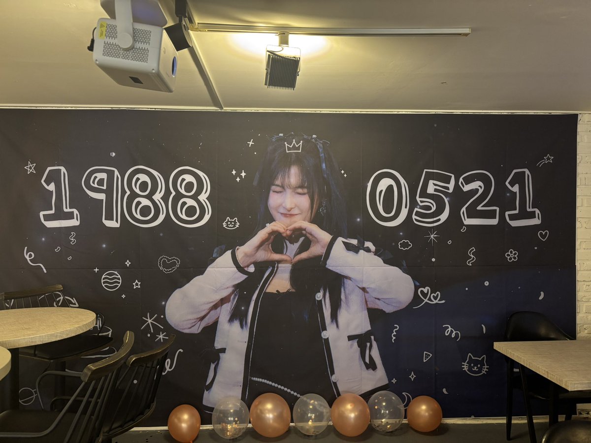 Gyul_Bon_521's tweet photo. 규리로 가득찬 공간에서 행복한 시간 보내고 갑니다💕
생일 카페 열어주신 주최자분들 너무 감사드려요

#Sweet_Gyuri_Garden
#규리의_향기로운_정원 https://t.co/Hjdh6e9psd