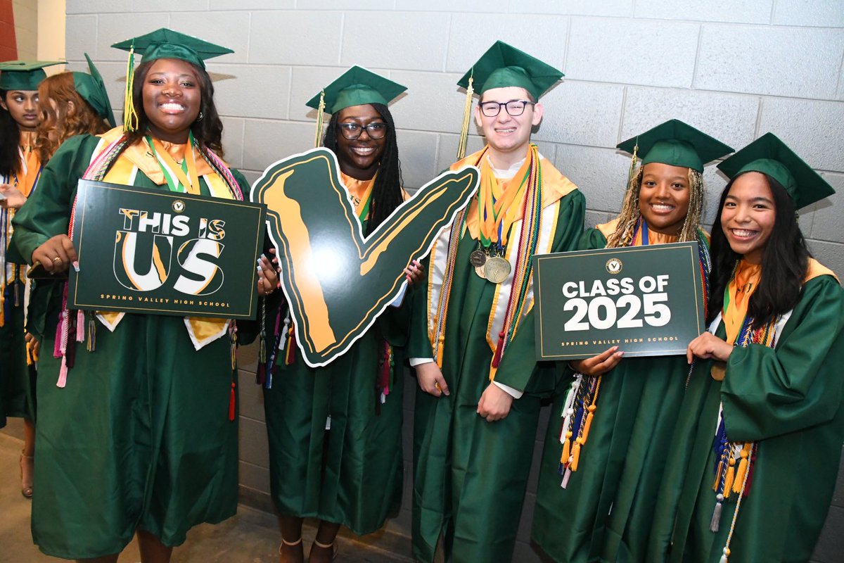 RichlandTwo's tweet photo. ๐ฅCatch all Richland Two graduations on live stream at: https://t.co/gAecLH81Qk
#R2Grad https://t.co/gtqenKdr7R