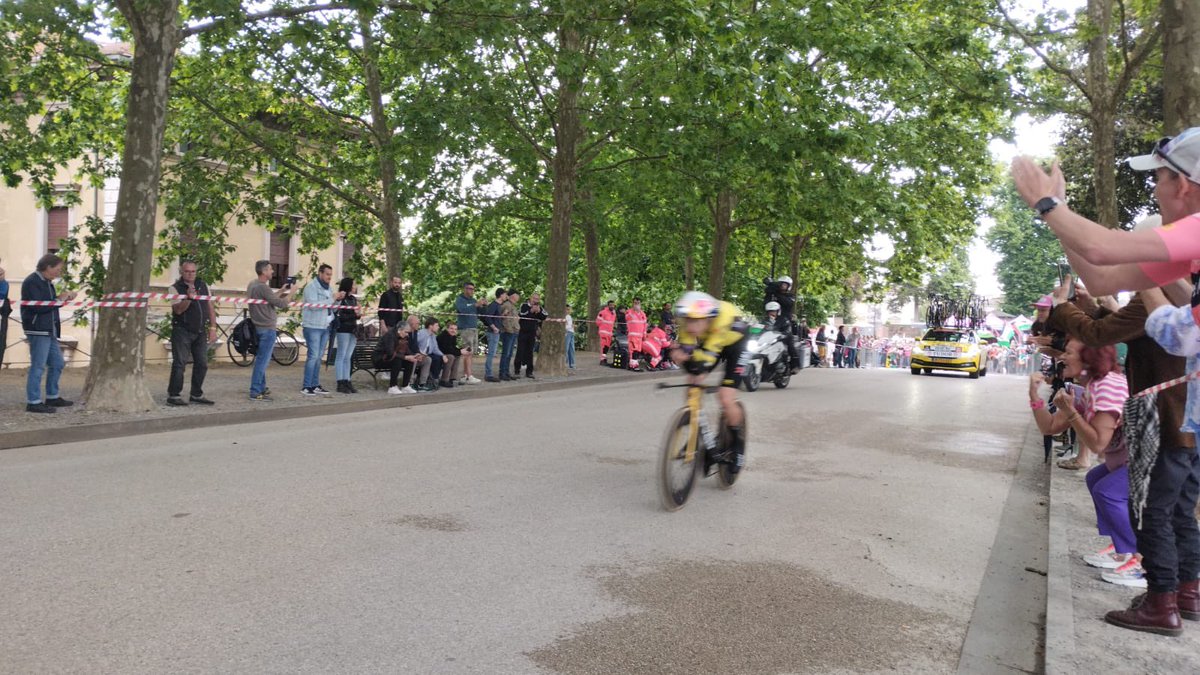 coluhap's tweet photo. Dio c’è, ora c’ho le prove #GirodItalia https://t.co/ReC81wEm9Q