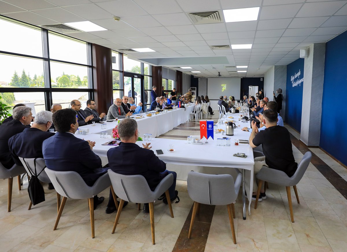 SubuOfficiall's tweet photo. 📝📸 Üniversitemizin 7. yılına ilişkin basın toplantısı düzenlendi. Toplantıda üniversitede son bir yılda yaşanan gelişmeler değerlendirilirken, Nehir Teknokent ve yeni kampüs yerine ilişkin detaylar da paylaşıldı.

Detaylar 👇
🔗 https://t.co/YGpwYbrvqG https://t.co/zUvIhvGXH7