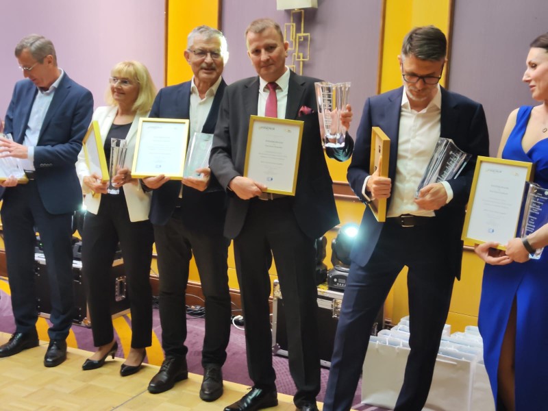 HectronicPolska's tweet photo. W dniach 14-16 maja uczestniczyliśmy w jubileuszowej 30-tej edycji Międzynarodowych Targów Stacja Paliw w Warszawie. Prezentowaliśmy naszą najnowszą linię produktów: Hecvision, Hectron, HecPay, easy2Fuell. Również byliśmy reprezentowani na tzw. „wyspie wodorowej” #hectronicpolska https://t.co/nIc1K7a2zE