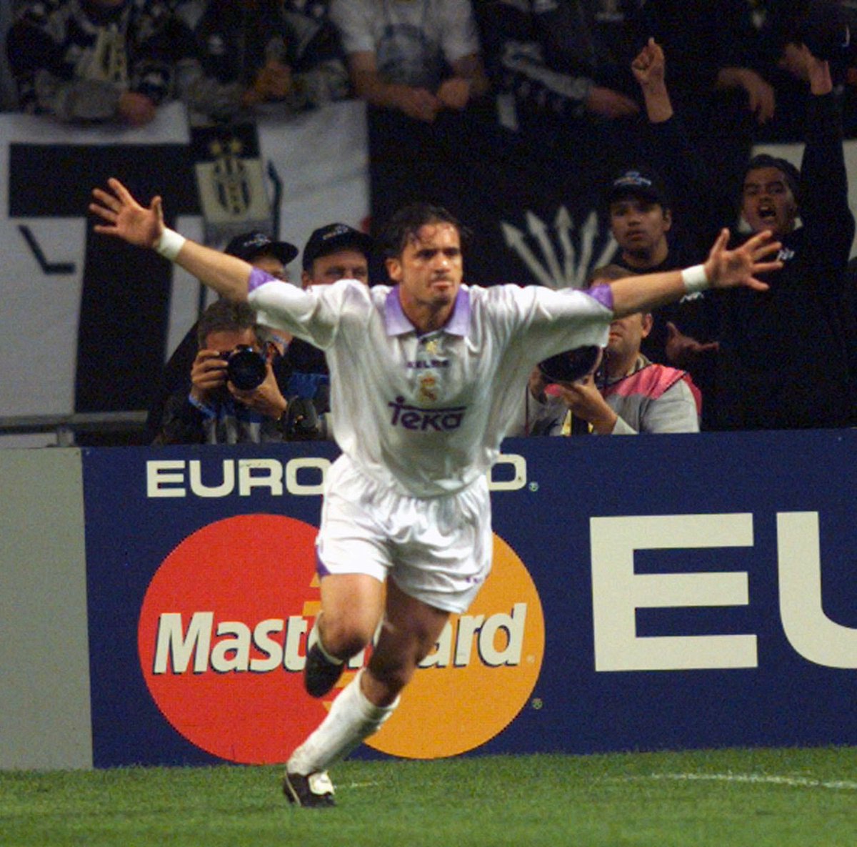 27 años de la 7ª, un mes después de mi nacimiento. 
De las que no he vivido es sin duda la que más me hubiese gustado vivir.
Gracias a la vida y a nuestro Real Madrid he podido disfrutar de muchas Copas de Europa🤍💜