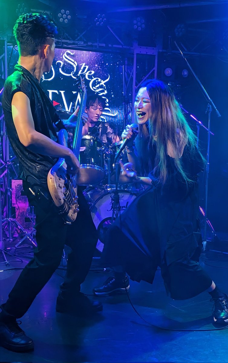 （そんなわけでw全くタイムリーじゃなくなっちゃったけど🙇💦土曜は）
 #吉祥寺クレッシェンド で久々の #EVA_sss でした✨
激熱ライブ🔥も観れて👍新年のご挨拶🎍もできてwよきでした🙌
♪バラライカ💃聴けて嬉しでしたわ〜😂 ありがと〜⤴🙏🐸