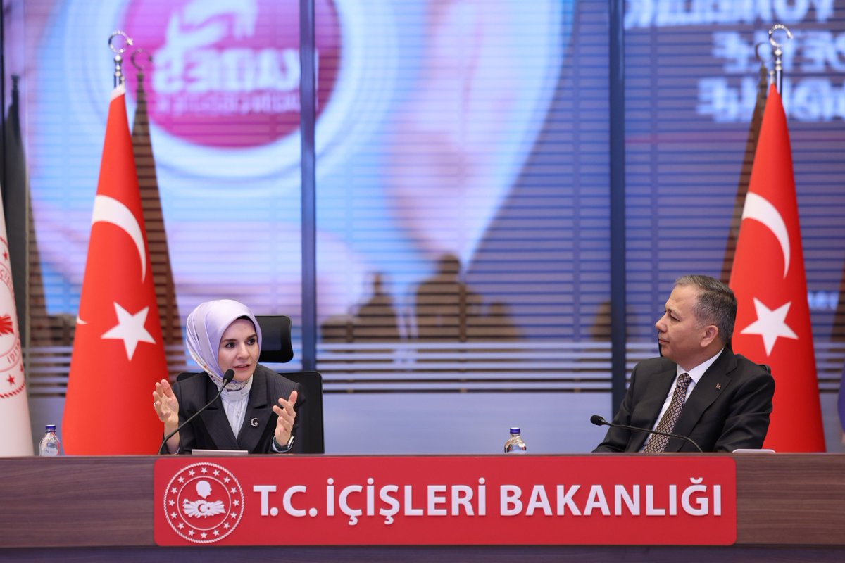 MahinurOzdemir's tweet photo. 📍GAMER, İçişleri Bakanlığı

İçişleri Bakanımız Sn. Ali Yerlikaya ile birlikte kadın alanında çalışan sivil toplum kuruluşlarının temsilcileriyle bir araya geldik.

Toplantımızda, yüksek riskli vakalarda kullanılan elektronik kelepçe sisteminin etkinliği ve mağdur odaklı yaklaşım başta olmak üzere birçok konuyu ele aldık.

Şiddetle mücadelede önleyici tedbirleri güçlendiren, mağduru koruyan, bütüncül ve bilimsel temelli bir politikayı esas alıyoruz. Bu süreçte, başta STK’larımız olmak üzere tüm paydaşların iş birliği büyük önem taşıyor.

Kadına yönelik şiddetle topyekûn mücadelemizi kararlılıkla sürdüreceğiz. Bu anlayışla katkı sunan tüm STK temsilcilerine teşekkür ediyorum.

@AliYerlikaya