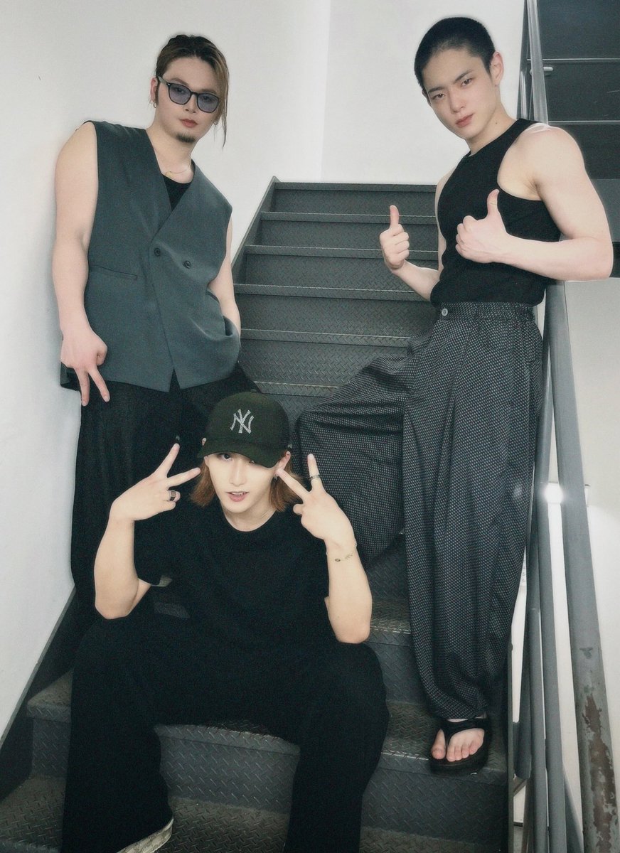 劇団「ハイキュー!!」〝出逢い〟
本日もご来場ありがとうございました！🏐

今日は
・田中とツーショット
・シャッタータイマーまでにポージングが思いつかなかった縁下くん
・かっけぇ兄貴達
の3本をお届けします。

明日もご来場お待ちしております🫶
#劇キュー