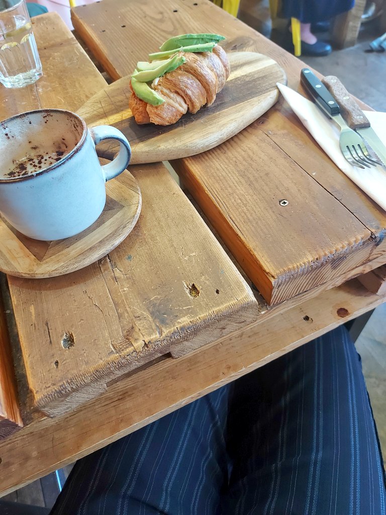 DrKhan_do's tweet image. Having lunch solo - a bit of peace 😌 
You know, you know, you know, it's hard to eat &amp;amp; speak 😄 
Some of us are just inept.
#clumsy