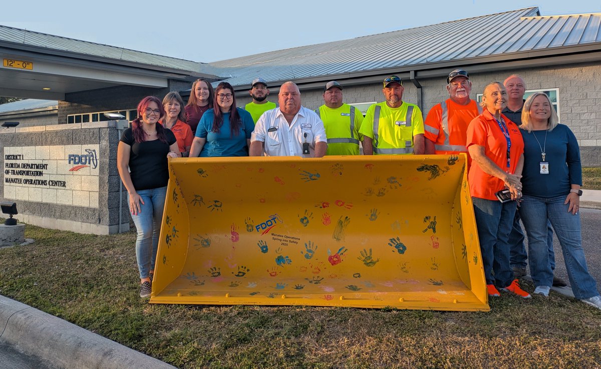 MyFDOT_SWFL's tweet image. FDOT Manatee Operations Center’s staff were on 🖐️hand🖐️ during the #SpringIntoSafety event earlier this year at the State College of Florida Campus in #Bradenton. Their booth included a hand-painting activity featuring a front-end loader bucket. Talk about leaving your mark!