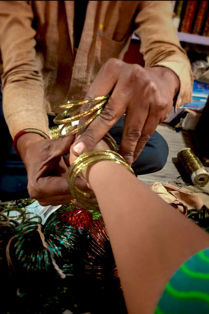 malllige's tweet photo. A sparkle of happiness on my wrist
#Glassbangles https://t.co/Zdaqzigiod