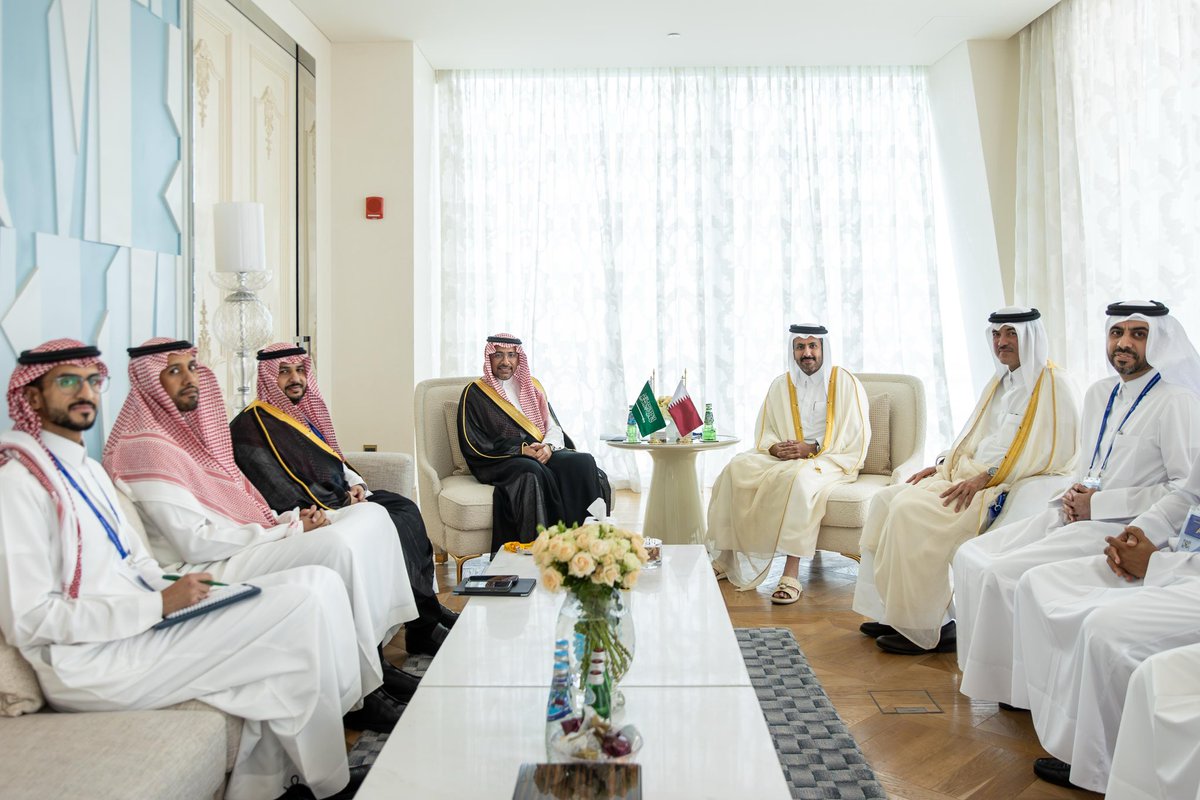 التقيت على هامش أعمال منتدى قطر الاقتصادي المنعقد في الدوحة، سعادة وزير التجارة والصناعة القطري الشيخ فيصل بن ثاني آل ثاني، وتبادلنا الرؤى حول التوجهات الصناعية الحديثة، بما في ذلك تقنيات التصنيع المتقدمة، وسبل تعزيز التعاون في بناء منظومة صناعية تنافسية تخدم مصالحنا المشتركة
