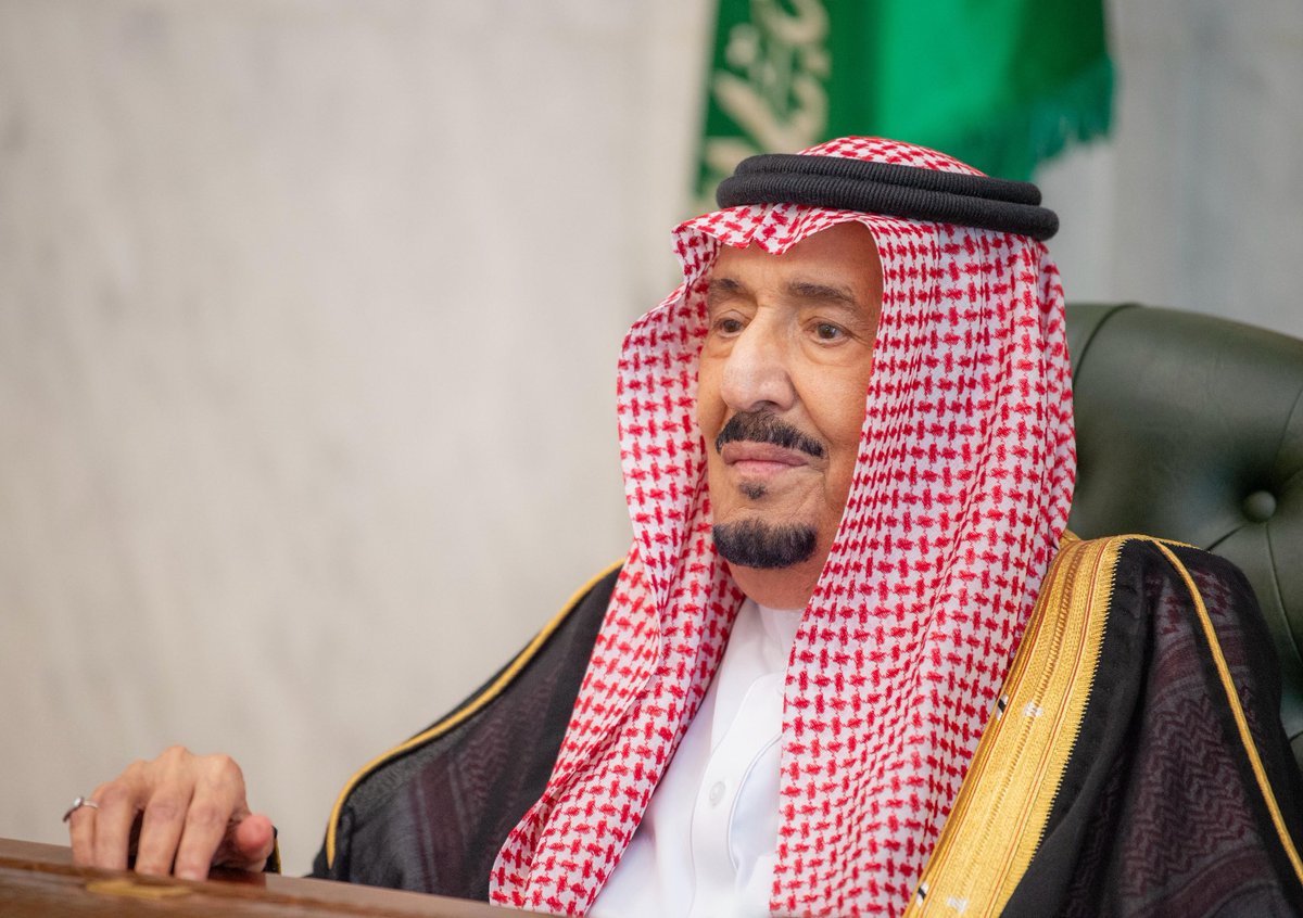 SaudiNews50's tweet photo. أمام خادم الحرمين الشريفين..

أصحاب السمو الأمراء يؤدون القسم عقب صدور الأوامر الملكية بتعيينهم في مناصبهم الجديدة.

- https://t.co/Wq5lLiHtgn