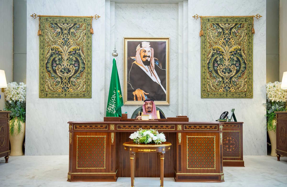 SaudiNews50's tweet photo. أمام خادم الحرمين الشريفين..

أصحاب السمو الأمراء يؤدون القسم عقب صدور الأوامر الملكية بتعيينهم في مناصبهم الجديدة.

- https://t.co/Wq5lLiHtgn
