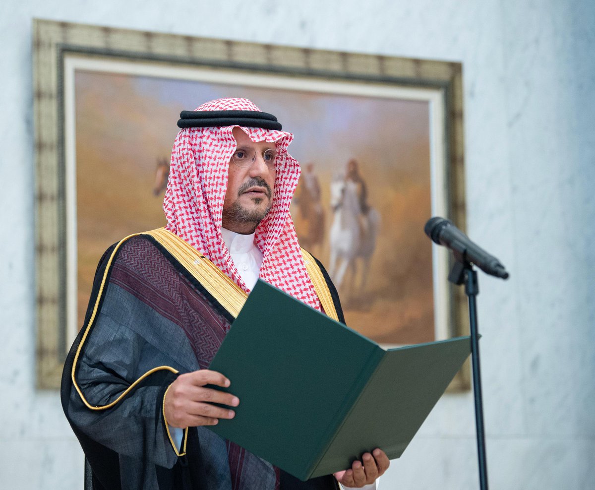 SaudiNews50's tweet photo. أمام خادم الحرمين الشريفين..

أصحاب السمو الأمراء يؤدون القسم عقب صدور الأوامر الملكية بتعيينهم في مناصبهم الجديدة.

- https://t.co/Wq5lLiHtgn