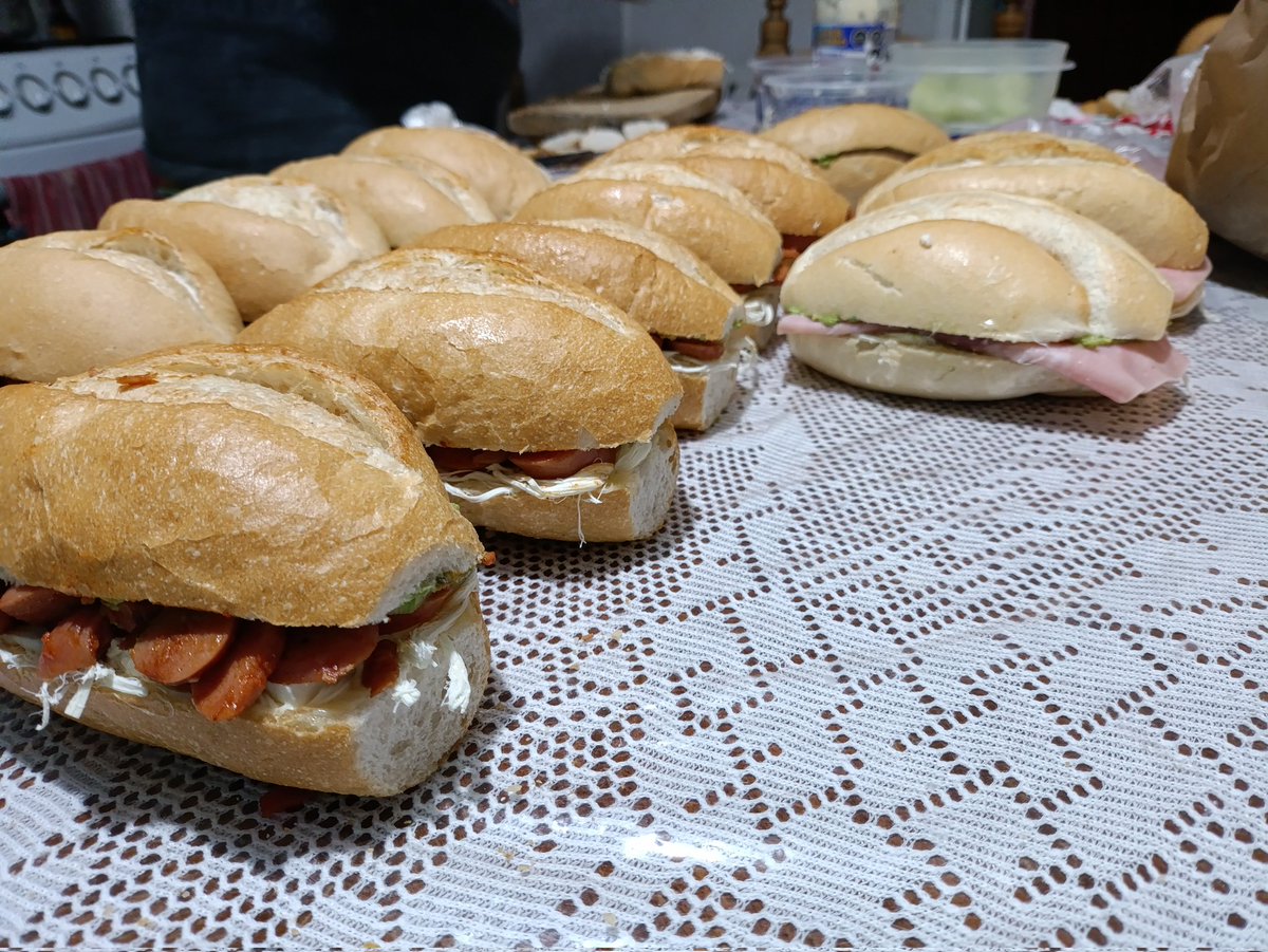 #ArfArf Son de salchicha con chipotle y jamón, y por si alguien le quiere caer o es su camino d paso, el se pone fueras del INSTITUTO ELECTORAL DE LA CIUDAD DE MÉXICO, calle Huizachez en la alcaldía Tlalpan. Gracias por ese perro rolón.