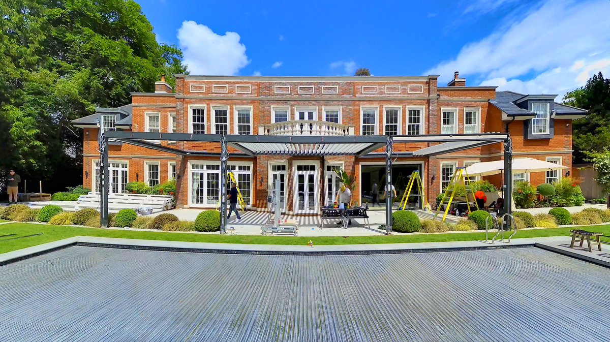 #timelapsetuesday 🎥  This is a short time-lapse video that shows the installation process for a luxury awning at a property on the prestigious St George's Hill estate in Weybridge, Surrey. youtube.com/watch?v=QyAMat…