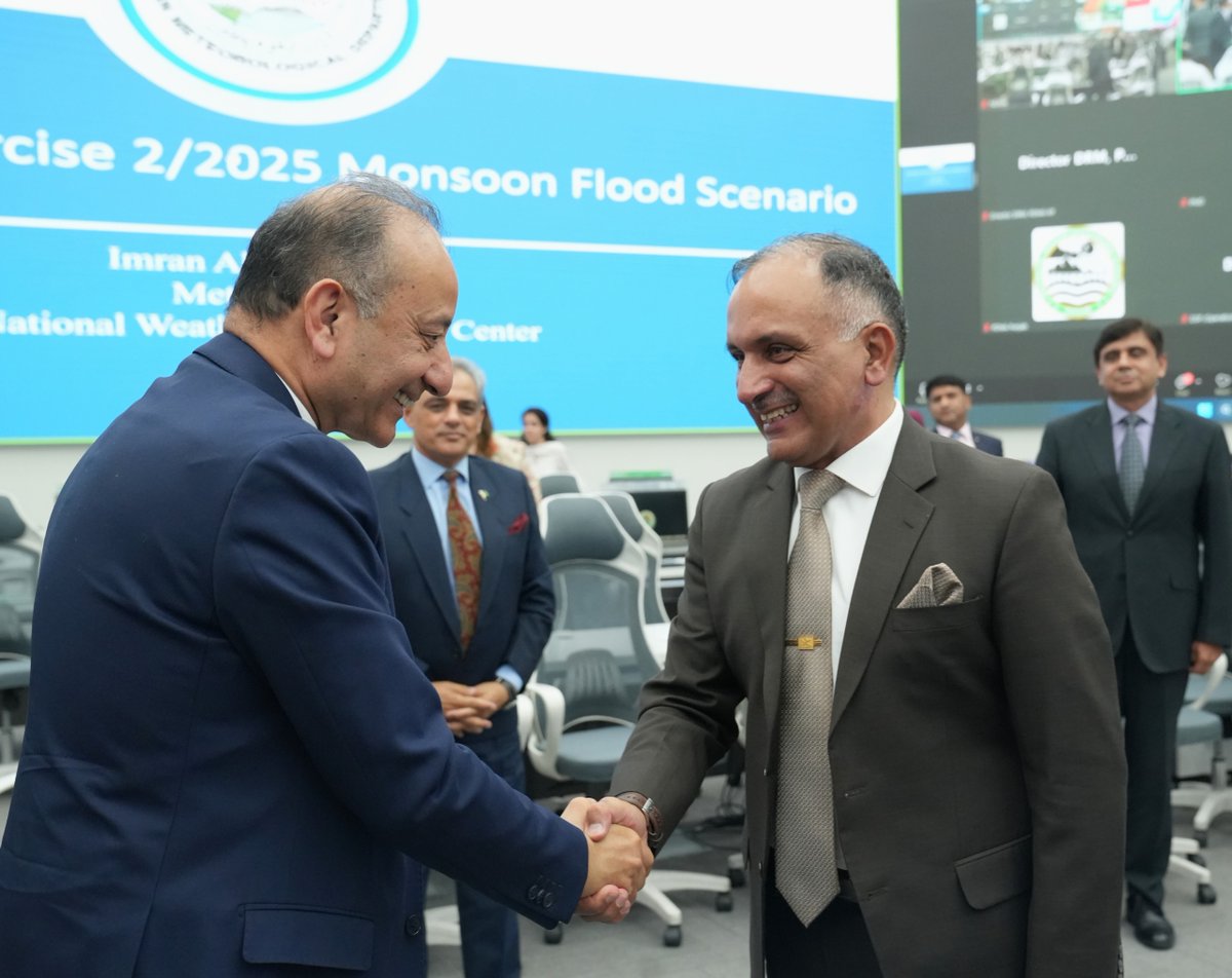 ClimateChangePK's tweet photo. Minister @moccec Musadik Malik visits NEOC of the @ndmapk in Islamabad, holds a high-level meeting with Chairman Lieutenant General Inam Haider Malik.
##climatechange #GreenPakistan #MinistryofClimateChange
#Environment https://t.co/HjVEmR9gCU