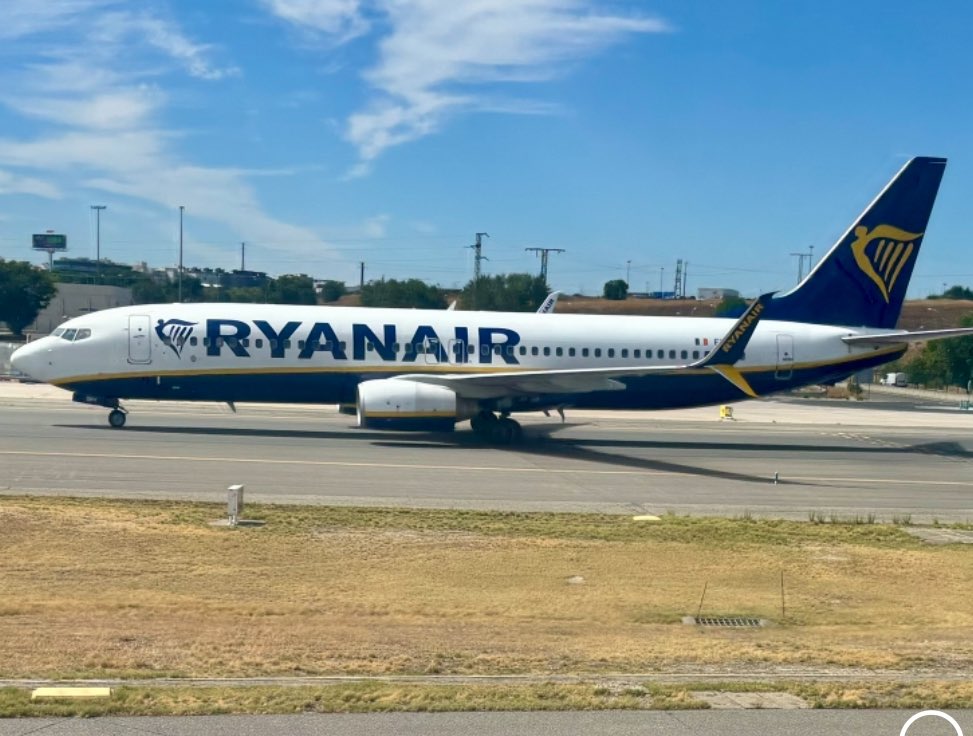 Gate7aviation's tweet image. Les revenus de #Ryanair en baisse. La plus grande compagnie low cost européenne voit son bénéfice net baisser de 16%. Malgré un bénéfice de 1,8 milliards de dollars ces résultats pourraient annoncer des tarifs plus élevés pour les mois à venir, 📉 #lowcost #aviation