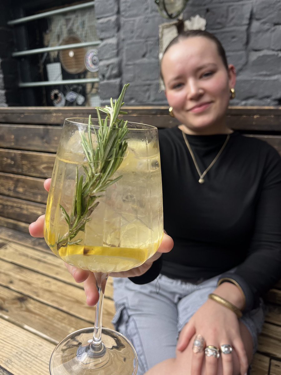 Are you getting acquainted with our summer Spritz menu ?

If you don’t know her already meet the Lemon Blossom… the perfect refresher on a sunny day (like today 😉) 

#youngs #youngspubs #spring #spritz #newmenu #alloralimone #sipsmithgin  #refresher #eastlondon #shoreditch