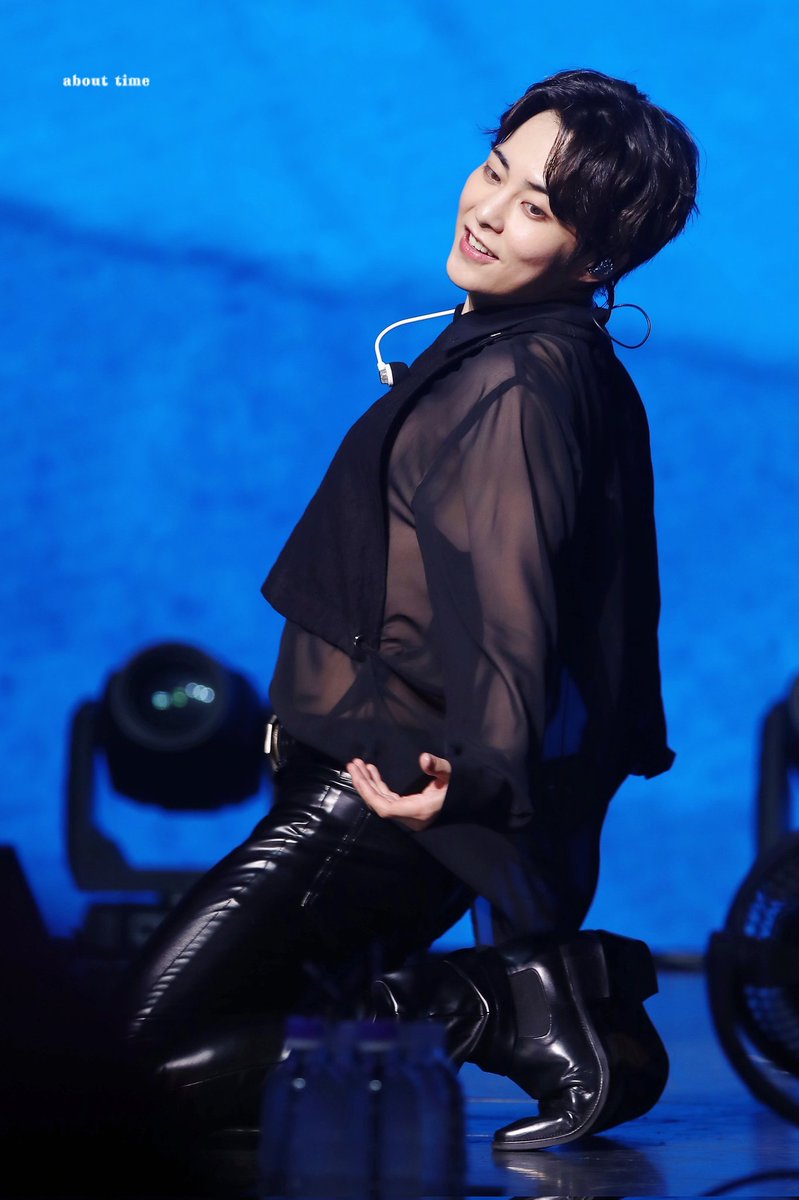 AboutTime326's tweet photo. 20250517 2025 XIUMIN FAN CONCERT 
< X Times ( ) > in MACAU

這個動作來得太突然
剛好想喝水但你這樣誘惑人是要讓我放不下相機嗎🥹

#XIUMIN #시우민 #김민석 https://t.co/qVeadtc0Ho