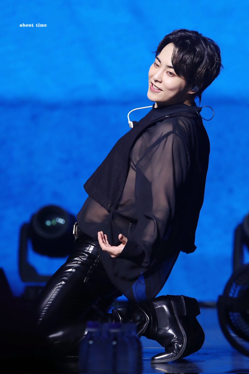 AboutTime326's tweet photo. 20250517 2025 XIUMIN FAN CONCERT 
< X Times ( ) > in MACAU

這個動作來得太突然
剛好想喝水但你這樣誘惑人是要讓我放不下相機嗎🥹

#XIUMIN #시우민 #김민석 https://t.co/qVeadtc0Ho