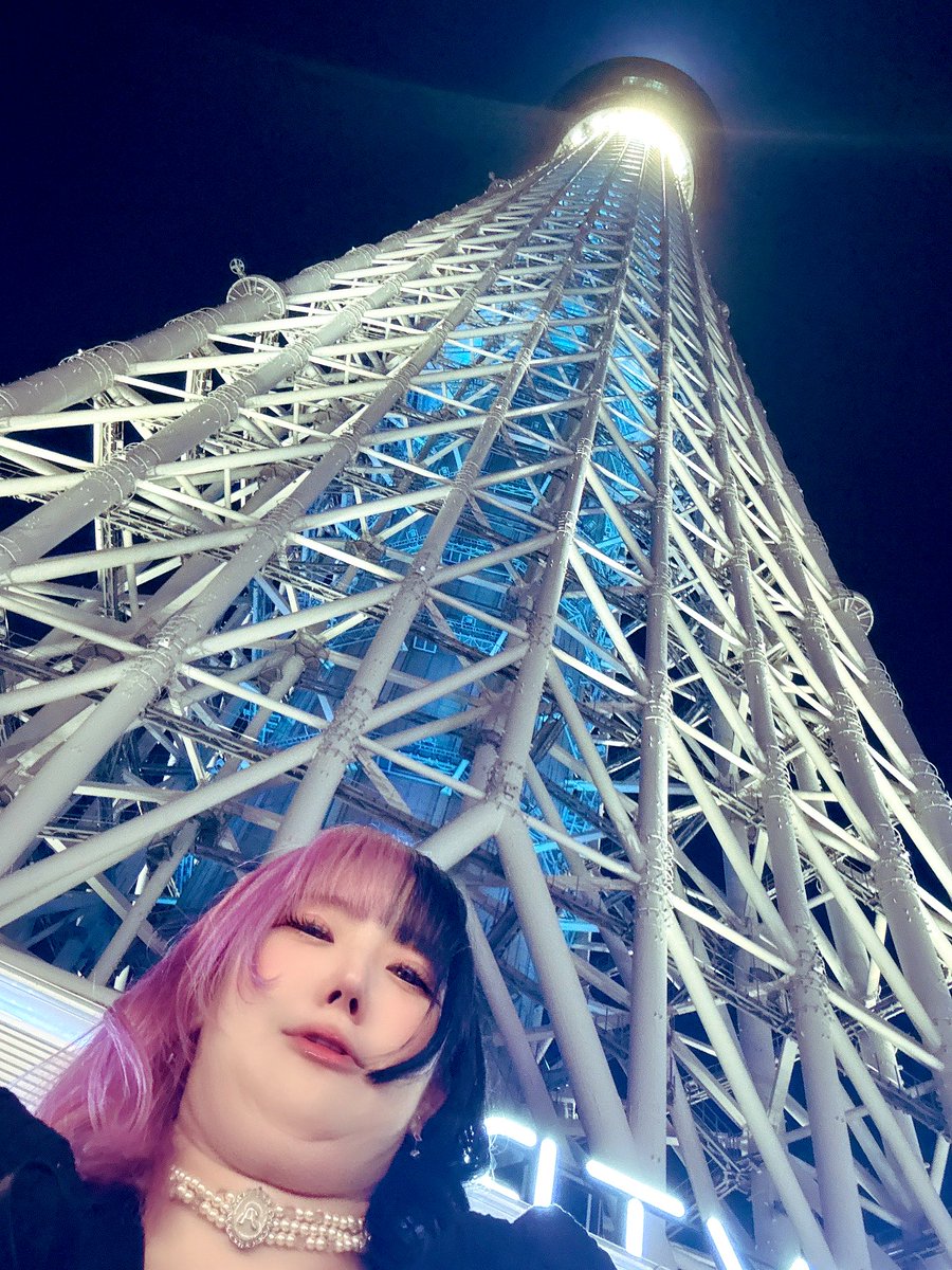 iwamiayano's tweet photo. スカイツリーで撮ったんだけど、なるなる様との差がひどい😂下から撮ってなんでこんなに可愛いんだ？？

#スカイツリー https://t.co/QfKiIg3bjE