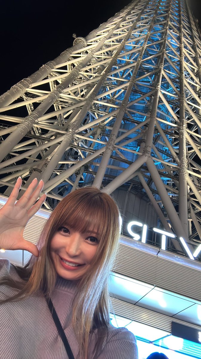 iwamiayano's tweet photo. スカイツリーで撮ったんだけど、なるなる様との差がひどい😂下から撮ってなんでこんなに可愛いんだ？？

#スカイツリー https://t.co/QfKiIg3bjE