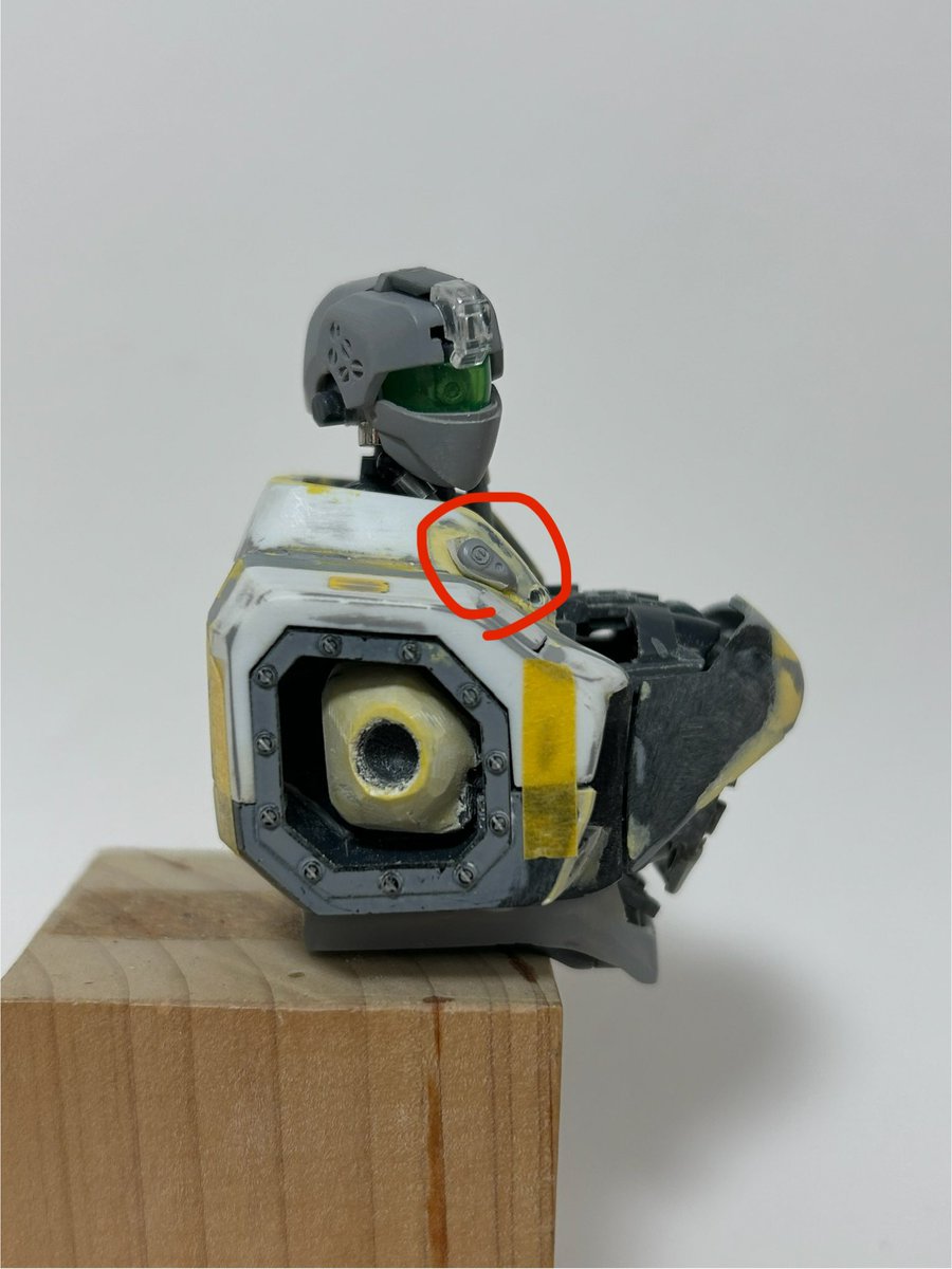suzumebathi_999's tweet photo. アオシマイングラム 
パテ埋めしている間に襟の右側の謎パーツは取り付け穴塞いで無くしました。
これ設定画だと付いていないんですよね。
#パトレイバー模型部 https://t.co/BOywocZOxz
