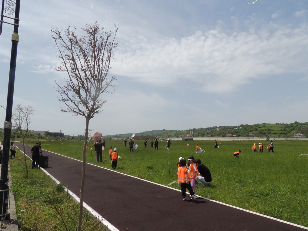 Rekreasyon bölümü olarak öğrencilerimizin sosyal ve duygusal gelişimlerine katkı sağlamak amacıyla düzenlediğimiz uçurtma şenliği etkinliği öğrenciler için hem eğlenceli hem de öğretici bir deneyim sundu.