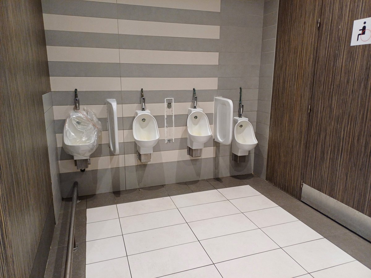 Si vous aimez matter, ou si vous aimez l'exib, les urinoirs des toilettes de Leclerc Saint Brice Courcelles sont à  votre disposition les Rémois 🍆 #reims #exhib #urinoir #voyeur #reimsgay #mattemaqueue