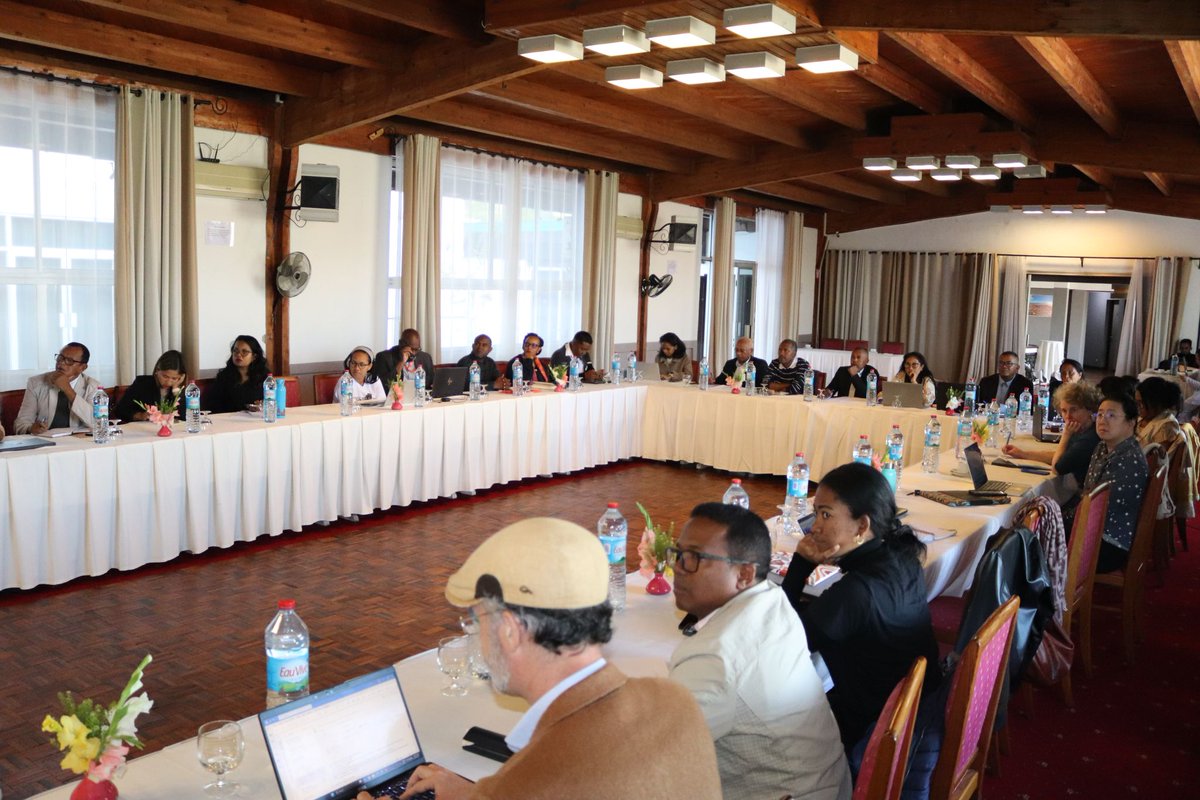 LMP_Madagascar's tweet photo. L’analyse sectorielle, conduite avec l’appui de International Livestock Research Institute (ILRI), avec le CIRAD et du Programme #FSRP financé par la #TheWorldBank, a mis en évidence des lacunes majeures en matière de données et de services. https://t.co/Dziu4h1PK1
