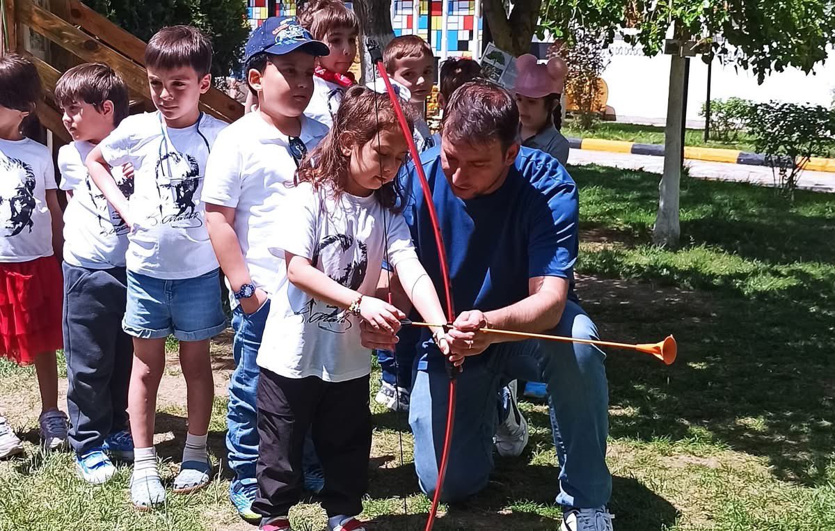 GSB_Eskisehir's tweet photo. 🌟 Gençlik Haftası Etkinliklerimiz Minik Sporcularla Şenlendi🎉👧👦

📍 Batıkent Cemal Ererdi Anaokulu’nda minikler için eğlence dolu bir gün geçirdik!
🏹 Mini okçuluk,Mini masa tenisi,Mini voleybol,Mini basketbol,Mini golf atölyeleriyle hem eğlendik hem sporla buluştuk. https://t.co/gc2GhRjE5g