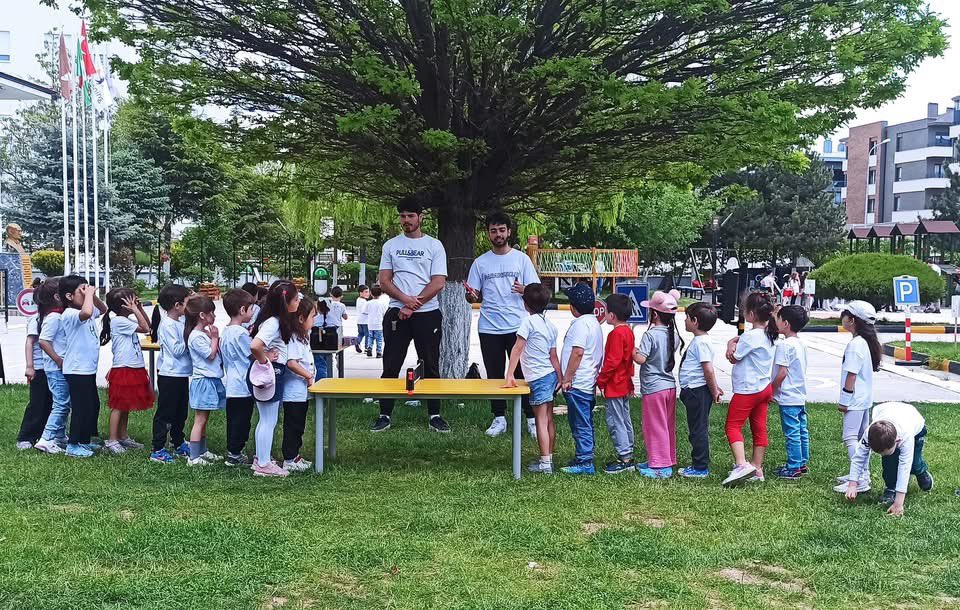 GSB_Eskisehir's tweet photo. 🌟 Gençlik Haftası Etkinliklerimiz Minik Sporcularla Şenlendi🎉👧👦

📍 Batıkent Cemal Ererdi Anaokulu’nda minikler için eğlence dolu bir gün geçirdik!
🏹 Mini okçuluk,Mini masa tenisi,Mini voleybol,Mini basketbol,Mini golf atölyeleriyle hem eğlendik hem sporla buluştuk. https://t.co/gc2GhRjE5g